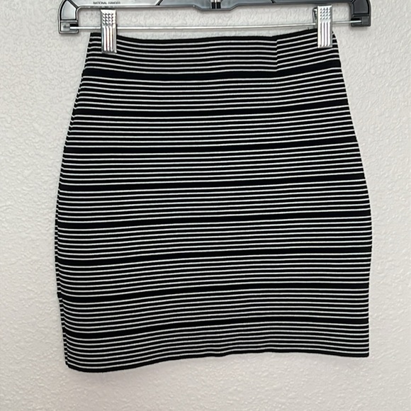 BCBG Alisa Black/White Stripe Bodycon Skirt Size Small - Picture 7 of 7